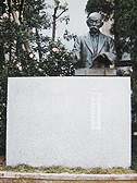 早稲田大学演劇博物館前歌碑