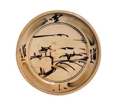富本憲吉《土焼 鉄描銅彩曲る道模様 大皿》（1929年、奈良県立美術館蔵）